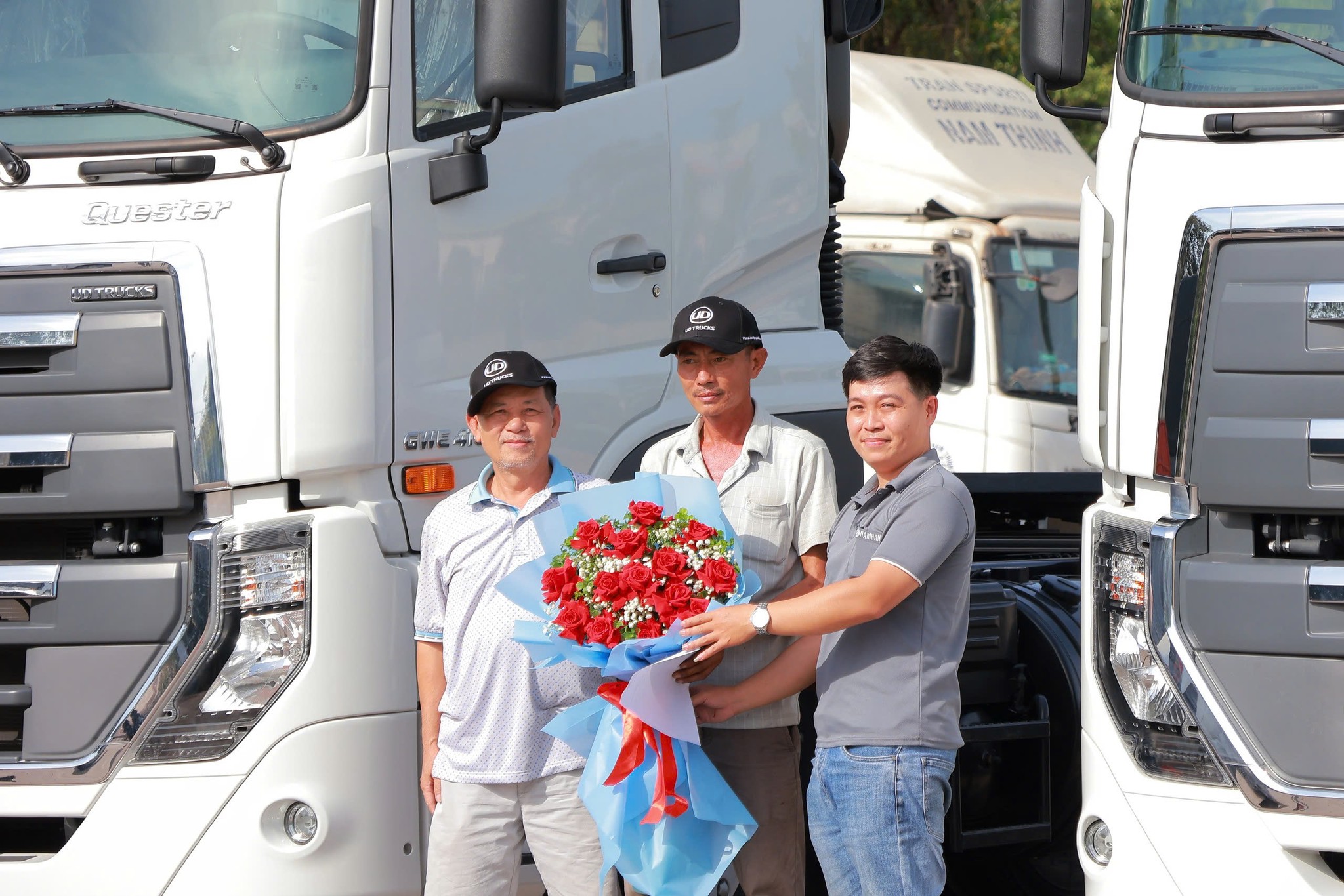 CHÚC MỪNG KHÁCH HÀNG ĐẦU TIÊN NHẬN 02 SIÊU PHẨM ĐẦU KÉO UD TRUCKS 6x4 GWE 410HP 